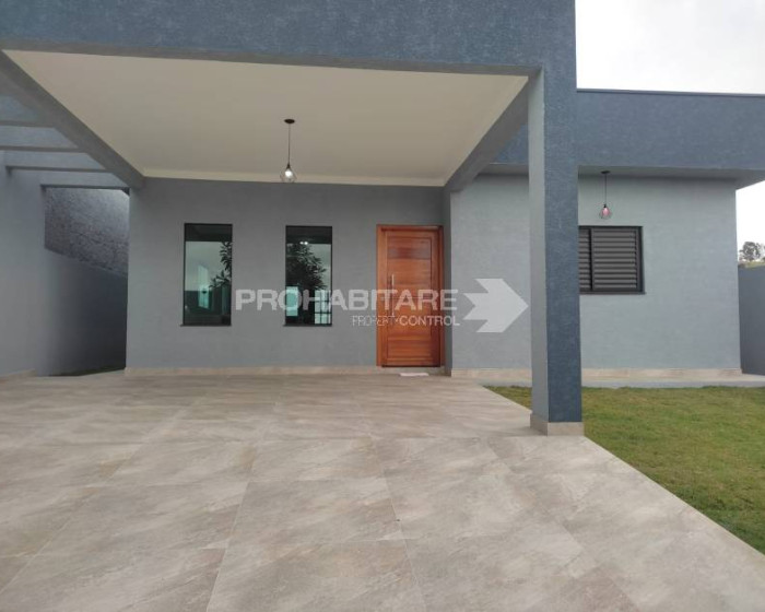 Vende, casa térrea em condomínio, amplo terreno, Atibaia-SP.
